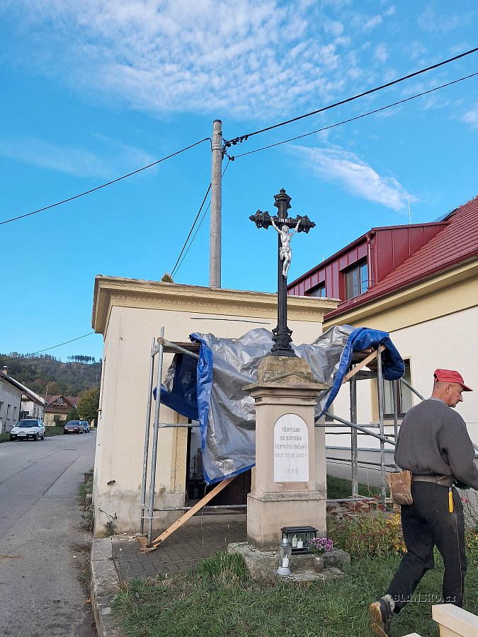 
                                V místní části Dolní Lhota začala oprava střechy kapličky. Loni se posílila statika, nyní se vyměňuje střecha a krov. V příštím roce kaplička získá novou fasádu. FOTO: Helena Francová
                                    