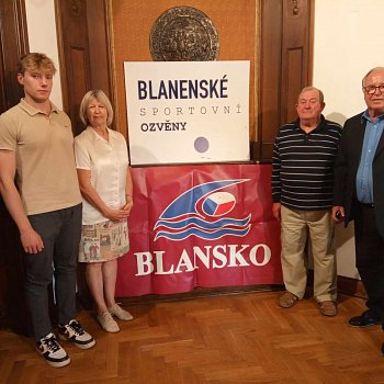 
                                V hudebním sále blanenského zámku se uskutečnila další beseda z cyklu Blanenské sportovní ozvěny, tentokrát s plavci. FOTO: Archiv Muzea Blanenska
                                    