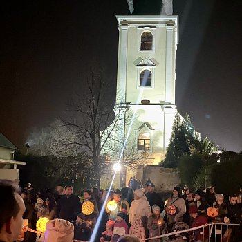 
                                Páteční Pochod světýlek a program na farním dvoře a v kostele sv. Martina. FOTO: Pavla Komárková
                                    