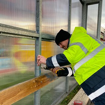 
                                Poškrábané a posprejované zastávky MHD čeká obměna. Technické služby postupně opraví přes tři desítky přístřešků po celém městě. FOTO: Pavla Komárková
                                    