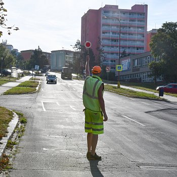 
                                Ve Dvorské ulici začalo frézování vozovky. FOTO: Michal Záboj
                                    