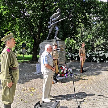 
                                V parku v ulici Svatopluka Čecha se konalo setkání k 107. výročí bitvy u Zborova. FOTO: Michal Záboj
                                    