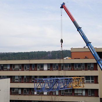 
                                Stavba jeřábu v areálu nemocnice. FOTO: Marie Kalová
                                    