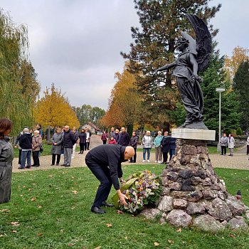 
                                Na hřbitově uctili Památku zesnulých. FOTO: Sabina Pavloušková
                                    