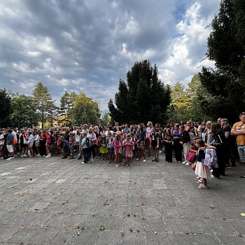 
                                Zahájení nového školního roku v ZŠ Erbenova. FOTO: archiv školy
                                    