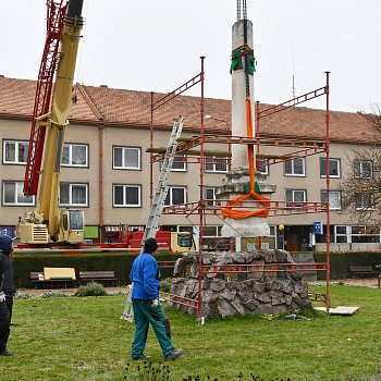 
                                Památník obětem I. světové války, který stojí na náměstí Svobody, se přesunul do restaurátorské dílny. FOTO: Michal Záboj
                                    