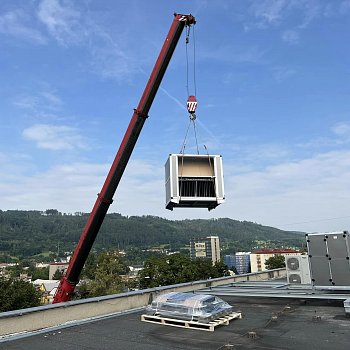 
                                Na střechu Dělnického domu dělníci usadili novou vzduchotechniku. FOTO: KSMB
                                    