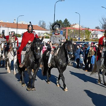 
                                Nedělní historický průvod sv. Martina. FOTO: Michal Záboj
                                    