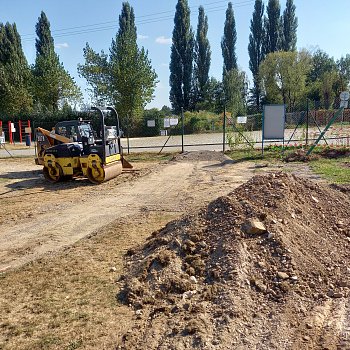 
                                Dělníci už začali upravovat prostor u vstupu na stadion Olympia Blansko. Plot nahradí otevřený prostor s posezením pro veřejnost. Hotovo má být do konce října. FOTO: Sabina Pavloušková
                                    