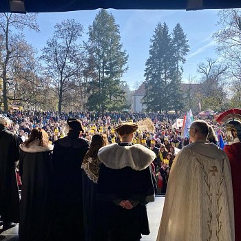 
                                Nedělní program v zámeckém parku zahájil svatý Martin, se zástupci vedení Blanska a partnerského města Scandiano pokřtil i nový kalendář města Blanska na rok 2025. FOTO: Pavla Komárková
                                    