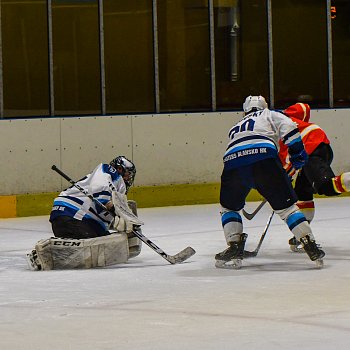 
                                Hokejisté Dynamiters Blansko HK hráli s Uherským Ostrohem 5:6 po samostatných nájezdech. FOTO: Nikola Škvareninová 
                                    