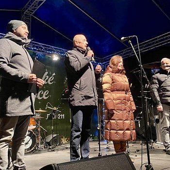 
                                Rozsvícení vánočního stromu na náměstí Republiky. FOTO: Pavla Komárková
                                    