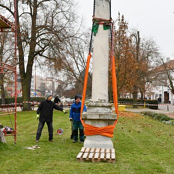 
                                Památník obětem I. světové války, který stojí na náměstí Svobody, se přesunul do restaurátorské dílny. FOTO: Michal Záboj
                                    