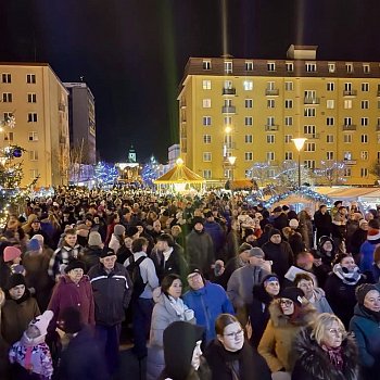 
                                Rozsvícení vánočního stromu na náměstí Republiky. FOTO: Pavla Komárková
                                    