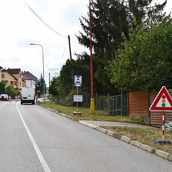 
                                Kvůli stavbě byly dočasně přesunuty autobusové zastávky. FOTO: Michal Záboj
                                    