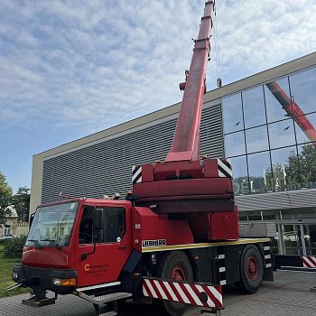 
                                Na střechu Dělnického domu dělníci usadili novou vzduchotechniku. FOTO: KSMB
                                    