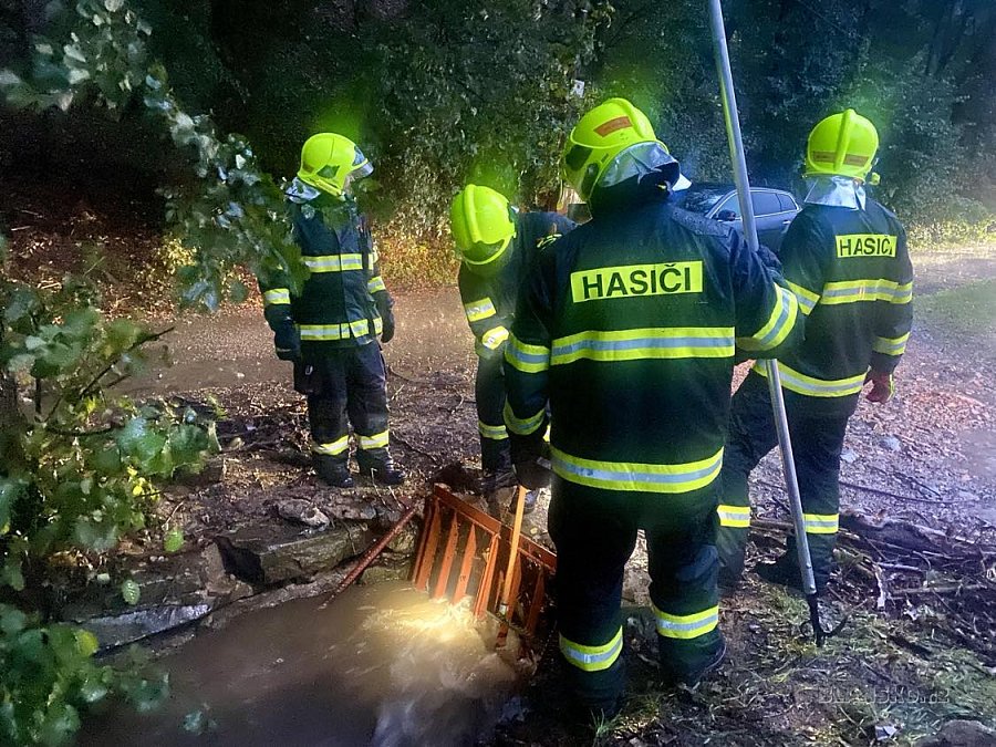 
                                Potok Sloupečník se v Blansku vylil z břehů v noci na sobotu. Na místě vše korigovaly jednotky Sboru dobrovolných hasičů z Obůrky, Těchova a Klepačova, tok se podařilo vrátit do koryta. Silnice vedoucí podél potoka Sloupečník je ale neprůjezdná. V terénu jsou dobrovolní hasiči také z dalších místních částí, pomáhají zejména s naplňováním pytlů s pískem pro využití HZS JMK, městem i Povodím Moravy.
                                    