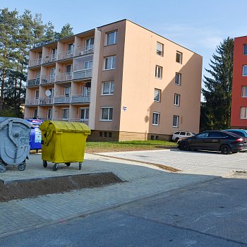 
                                Ve Zborovecké ulici skočily úpravy nových zpevněných ploch pro stání automobilů a pro kontejnery na odpad. FOTO: Michal Záboj
                                    