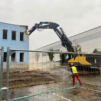 
                                Na sportovním ostrově začala demolice budovy lázní. FOTO: Pavla Komárková
                                    