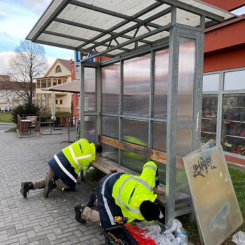 
                                Poškrábané a posprejované zastávky MHD čeká obměna. Technické služby postupně opraví přes tři desítky přístřešků po celém městě. FOTO: Pavla Komárková
                                    