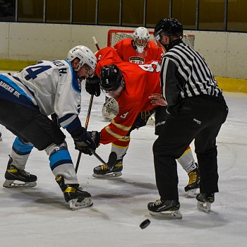 
                                Hokejisté Dynamiters Blansko HK hráli s Uherským Ostrohem 5:6 po samostatných nájezdech. FOTO: Nikola Škvareninová 
                                    