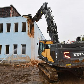 
                                Na sportovním ostrově začala demolice budovy lázní. FOTO: Michal Záboj
                                    