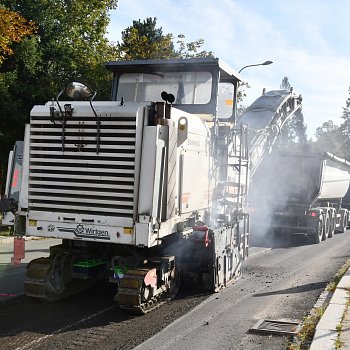 
                                Ve Dvorské ulici začalo frézování vozovky. FOTO: Michal Záboj
                                    