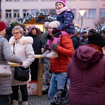 
                                Rozsvícení vánočního stromu na náměstí Republiky. FOTO: Kultura Blansko
                                    