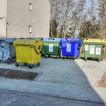 
                                Ve Zborovecké ulici skočily úpravy nových zpevněných ploch pro stání automobilů a pro kontejnery na odpad. FOTO: Michal Záboj
                                    