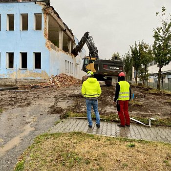 
                                Na sportovním ostrově začala demolice budovy lázní. FOTO: Pavla Komárková
                                    