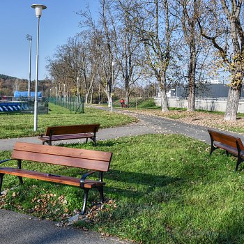 
                                Stezky pro chodce a cyklisty doplnil nový mobiliář. FOTO: Michal Záboj
                                    