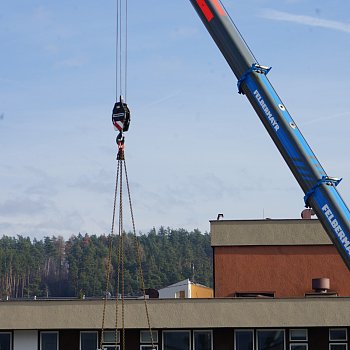 
                                Stavba jeřábu v areálu nemocnice. FOTO: Marie Kalová
                                    