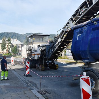 
                                Ve Dvorské ulici začalo frézování vozovky. FOTO: Michal Záboj
                                    