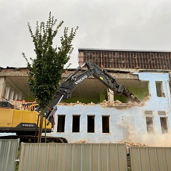 
                                Na sportovním ostrově začala demolice budovy lázní. FOTO: Pavla Komárková
                                    