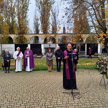 
                                Na blanenském hřbitově v neděli uctili Památku zesnulých. FOTO: Sabina Pavloušková
                                    