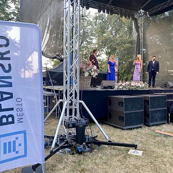 
                                V zámeckém parku vyvrcholil Blansko Opera Stars Festival. Pátek nabídl charitativní koncert pro blanenský Domov Olga, na kterém vystoupila skupina Bohemia Voice. FOTO: Pavla Komárková 
                                    