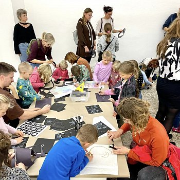 
                                Peřina v Galerii města Blanska přilákala návštěvníky. FOTO: archiv galerie
                                    