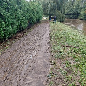 
                                Ve městě zůstávají uzavřené části cyklostezek na nábřeží Svitavy. FOTO: Městská police Blansko
                                    