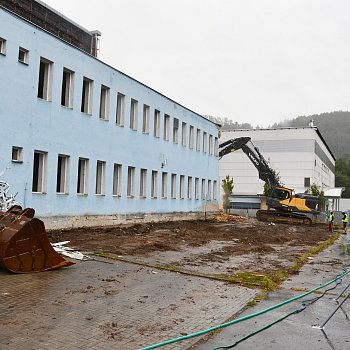 
                                Na sportovním ostrově začala demolice budovy lázní. FOTO: Michal Záboj
                                    