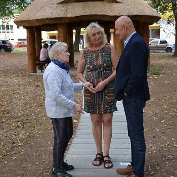 
                                Slavnostní otevření altánku v Salmově ulici. FOTO: Zdenka Bramborová
                                    