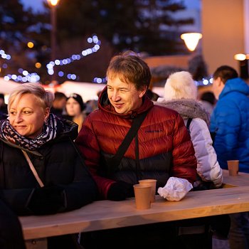 
                                Rozsvícení vánočního stromu na náměstí Republiky. FOTO: Kultura Blansko
                                    