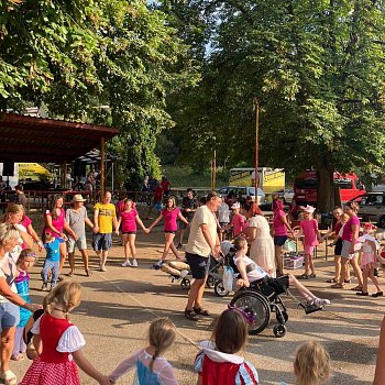 
                                Mateřské a rodinné centru HM Hornolhotské maminky uspořádalo Letní karneval. FOTO: archiv pořadatelů
                                    