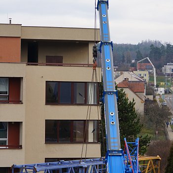 
                                Stavba jeřábu v areálu nemocnice. FOTO: Marie Kalová
                                    