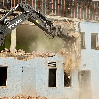 
                                Na sportovním ostrově začala demolice budovy lázní. FOTO: Pavla Komárková
                                    