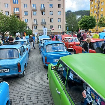 
                                Na náměstí Republiky se konal 16. ročník setkání a výstavy vozidel Trabant. FOTO: Renata Spotzová
                                    