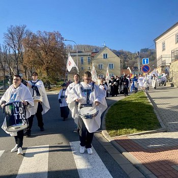 
                                Nedělní historický průvod sv. Martina vyšel z Rožmitálovy ulice. FOTO: Pavla Komárková
                                    