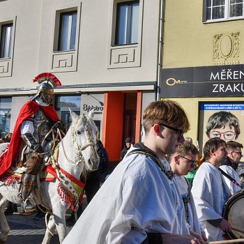 
                                Nedělní historický průvod sv. Martina. FOTO: Michal Záboj
                                    