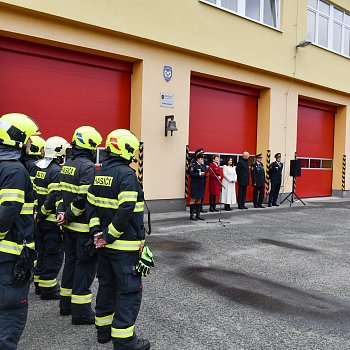 
                                Kulaté výročí si slavnostním nástupem připomněli příslušníci nynějšího Územního odboru Blansko, Hasičského záchranného sboru Jihomoravského kraje, na setkání nechyběli zástupci složek IZS, vedení města a další hosté. FOTO: Michal Záboj
                                    