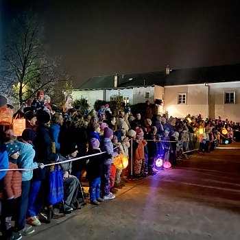 
                                Páteční Pochod světýlek a program na farním dvoře a v kostele sv. Martina. FOTO: Pavla Komárková
                                    