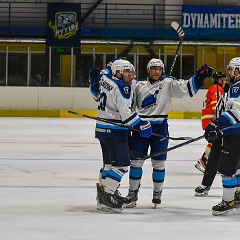 
                                Hokejisté Dynamiters Blansko HK hráli s Uherským Ostrohem 5:6 po samostatných nájezdech. FOTO: Nikola Škvareninová 
                                    